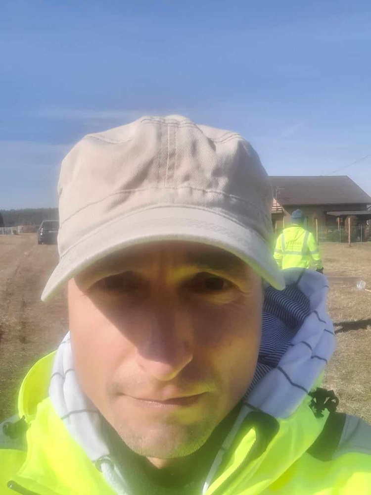 Pracownik z maszyna do pomairów